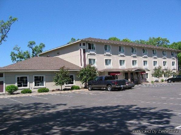 Budget Host Inn & Suites North Branch エクステリア 写真